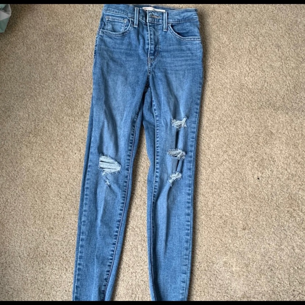LIKE NEW Levi’s 720 High Rise Super Skinny
